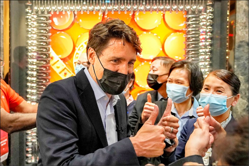 加拿大自由党籍总理杜鲁道，十七日前往安大略省约克区列治文山市竞选分部，和支持者相互打气。（路透）(photo:LTN)