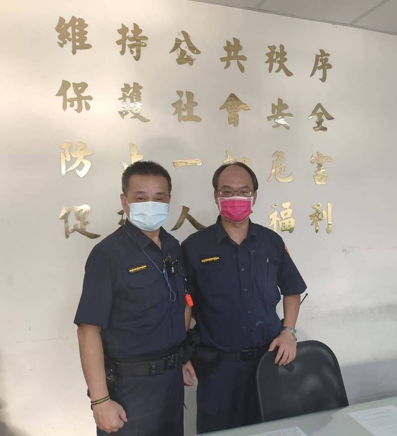查獲安非他命毒品的南市一分局警員尹吉利（右者）與警員楊振群（左者）。（圖：警方提供）