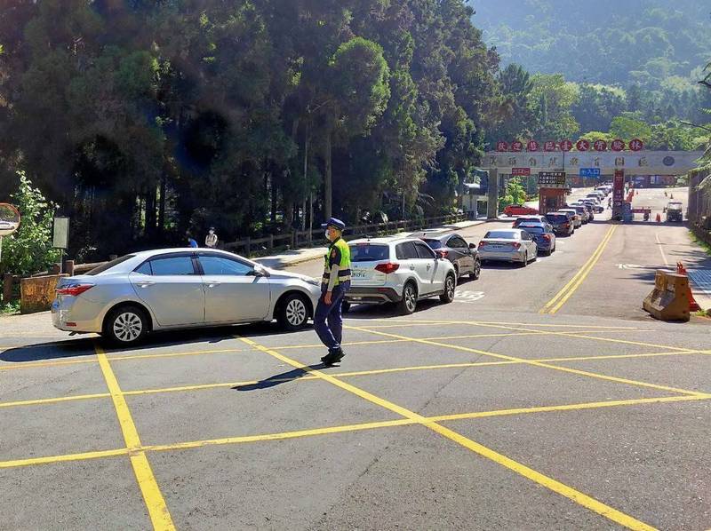 南投溪頭自然教育園區，連假第二天湧入龐大車流，車龍綿延1.5公里。（民眾提供）