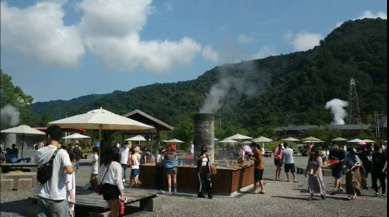 宜蘭縣清水地熱公園今天湧入大批遊客。（記者江志雄翻攝）