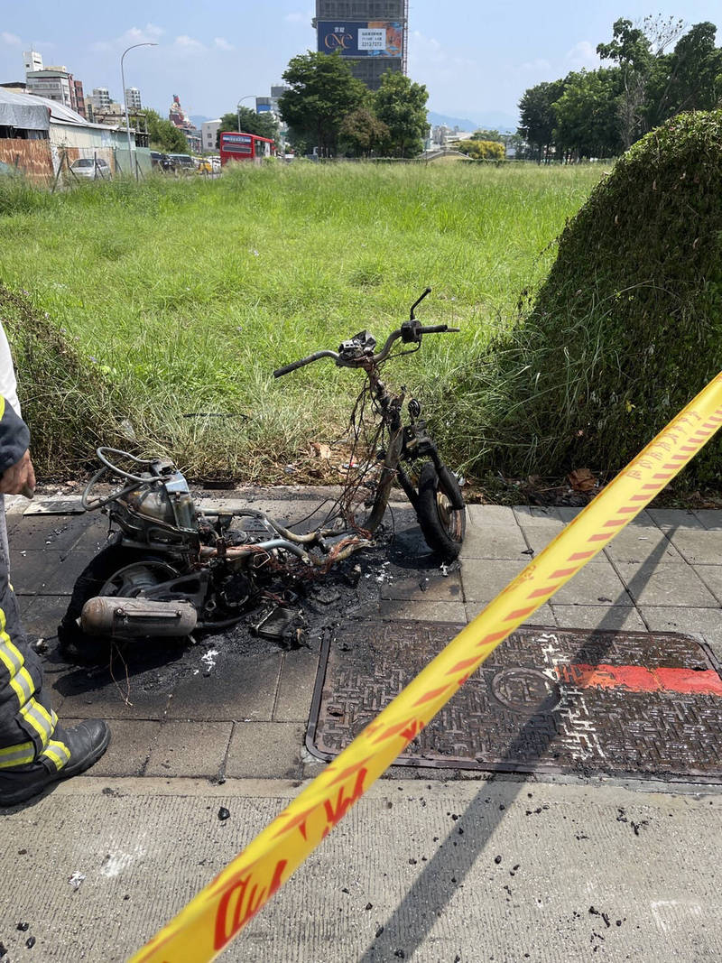 機車已被燒到剩骨架。（民眾提供）