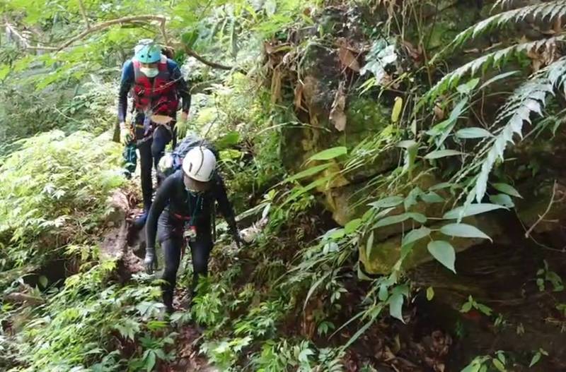 下山山路蜿蜒崎嶇。（記者江志雄翻攝）