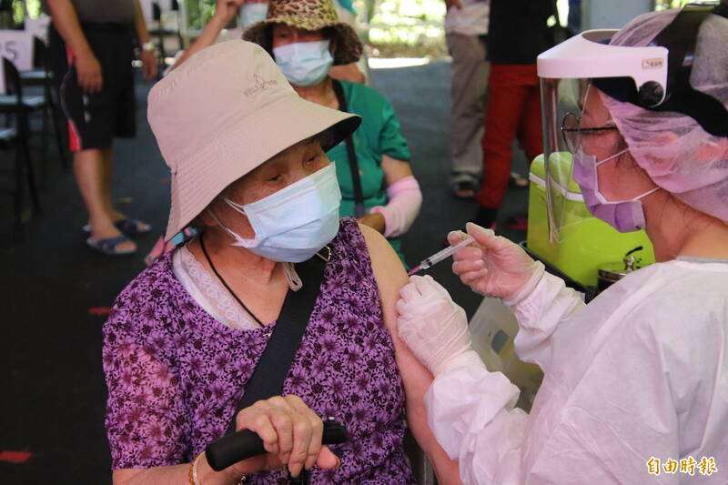 10月份除了要持續接種COVID-19疫苗，也將開打流感疫苗，新竹縣政府衛生局昨天呼籲鄉親謹記2種類別的疫苗不能在7 天內接連施打。（記者黃美珠攝）