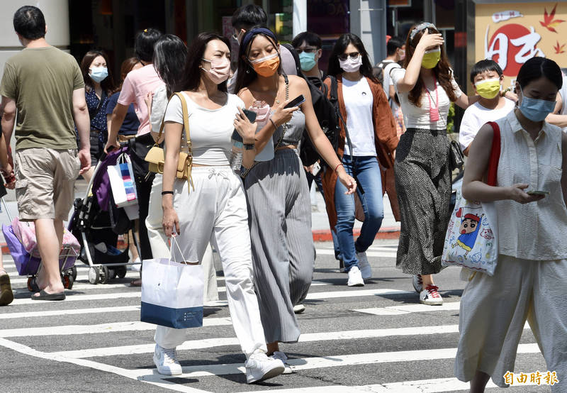 今起至週四因太平洋高壓影響，白天各地晴朗炎熱，民眾外出應注意防曬、防中暑。（資料照）