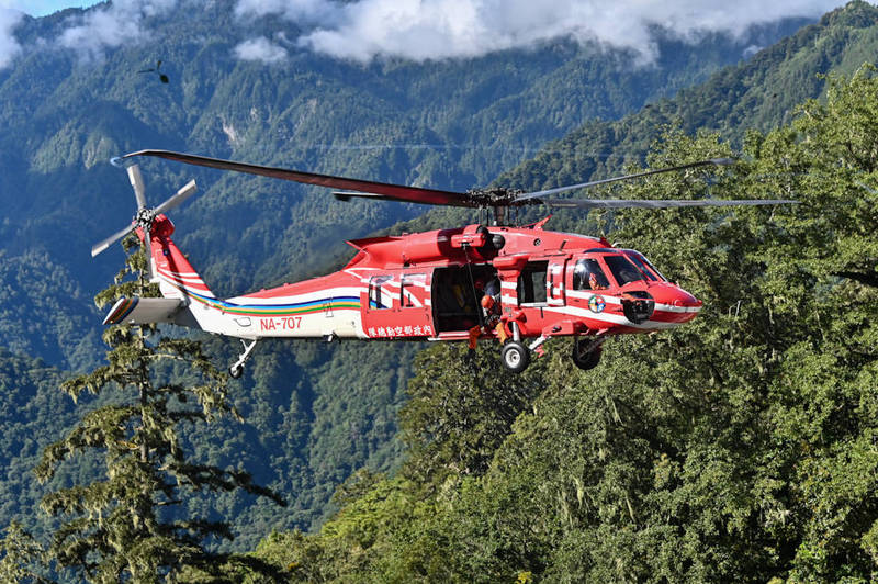 空中勤務總隊表示，黑鷹直升機每趟飛行都要清洗去除鹽份，確保裝備妥善。圖為NA-707號機執行傷患吊掛任務。（空中勤務總隊提供）