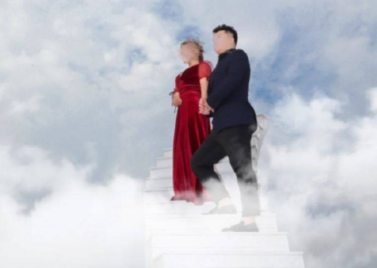 中國網友分享自己拍攝的超雷婚紗照，網友紛紛笑翻表示像西遊記。（圖擷取自微博）