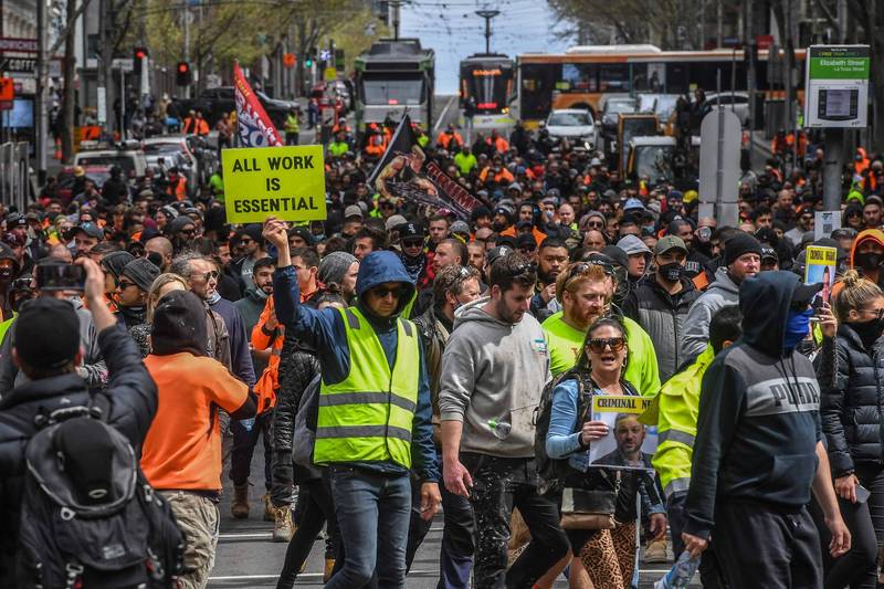 为抗议澳洲当局的防疫措施，墨尔本大批群众上街头抗议。（法新社）(photo:LTN)