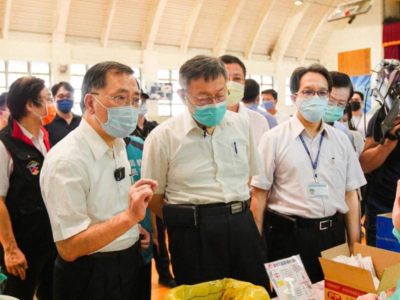 台北市副市長蔡炳坤（左一）前往育成高中視察BNT疫苗施打情形。（圖由台北市政府提供）