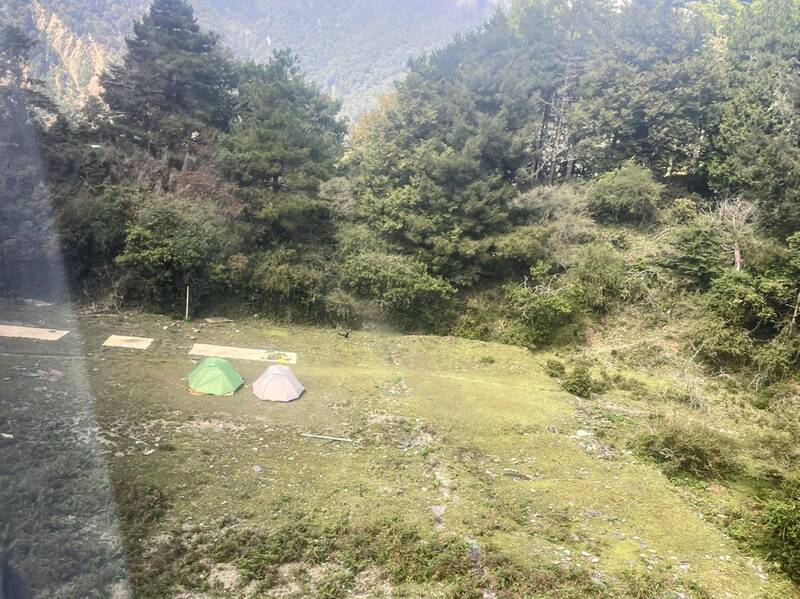 空勤直升機在玉山園區執行搜救任務，在觀高停機坪降落時，竟發現地面遭人亂搭帳篷。（記者劉濱銓翻攝）