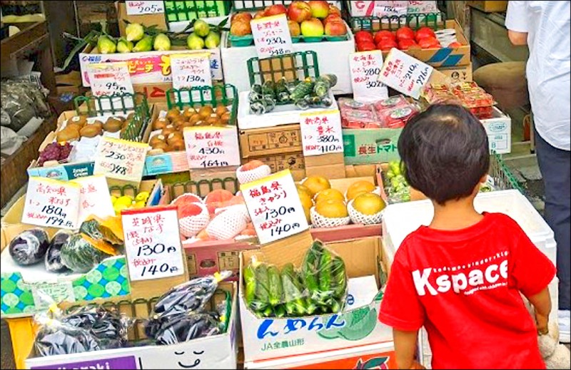 在日本首相菅義偉訪美前夕，美國二十二日宣布全面解除對日本食品的進口管制。圖為東京市面上販賣的福島五縣等蔬果。（資料照）