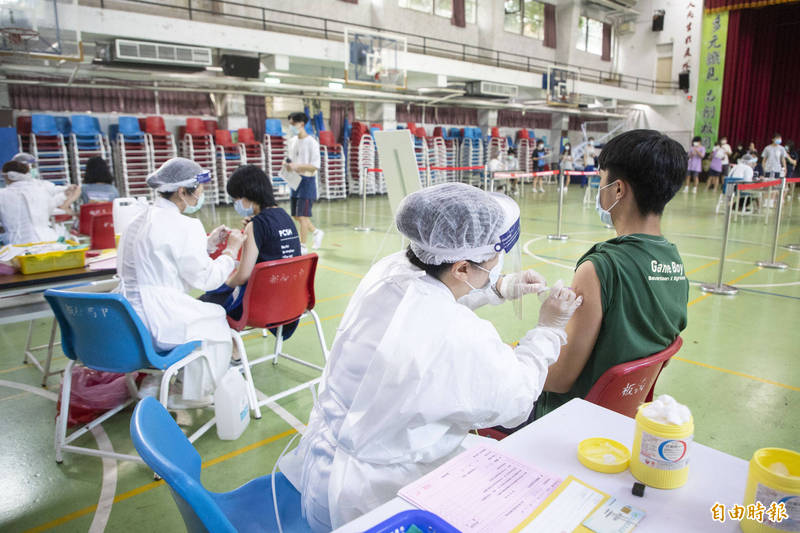 新北市22日起為國高中生接種BNT疫苗。（記者周湘芸攝）