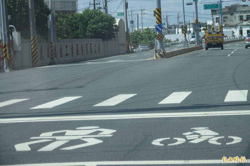 彰化縣民眾發現縣內道路的「機慢車停等區」的自行車騎士都戴上安全帽，笑稱是幫「馬路三寶」上課。（記者劉曉欣攝）