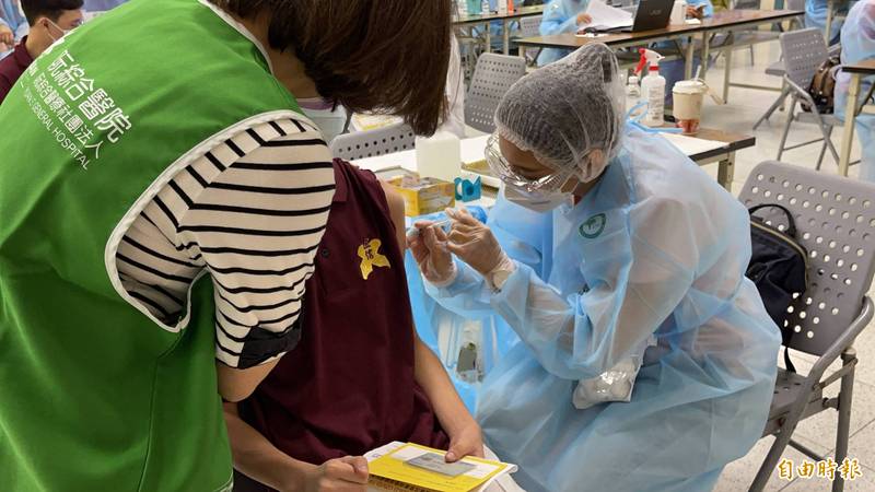 高雄市青少年BNT疫苗校園接種首日，共計有280名學生原同意接種，但臨時喊卡未打。（記者許麗娟攝）