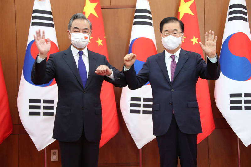 郑义溶（右）上週于中国外交部长王毅（左）访韩期间，双方曾进行会谈，讨论多个外交议题。（欧新社）(photo:LTN)