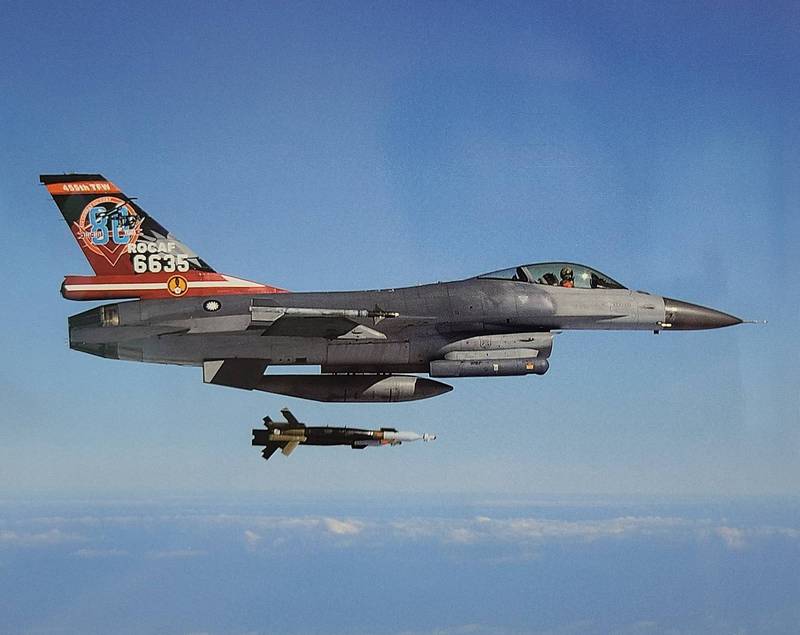 空軍F-16戰機投射GBU-12雷射導引炸彈，展現GBU-12雷射導引炸彈投射離架的精彩瞬間畫面。（圖：取自「中華民國的空軍」月刊）