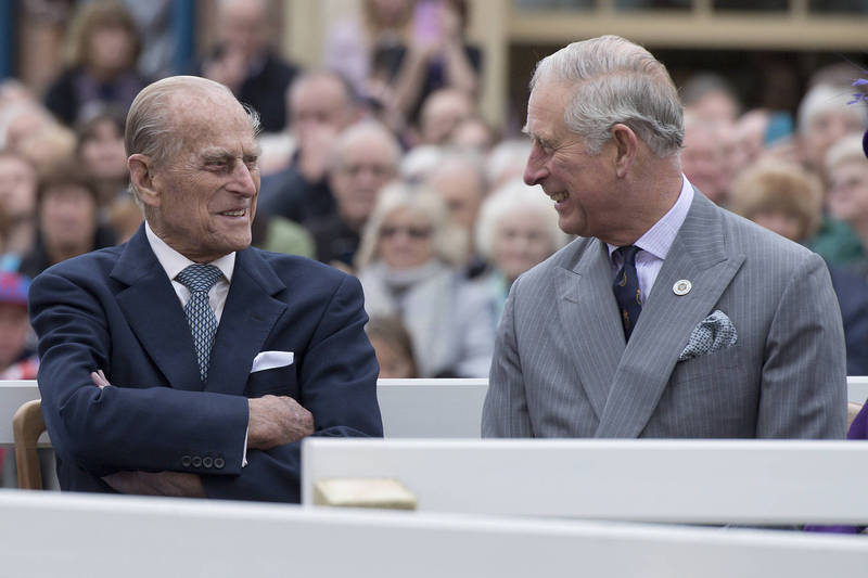 查尔斯王储（右）分享与父亲菲利浦亲王（左）的相处时光。（法新社）(photo:LTN)