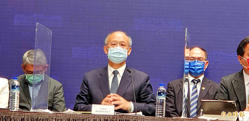 Minister Without Portfolio John Deng, center, and other government officials attend a news conference in Taipei yesterday.
Photo: Lee Hsin-fang, Taipei Times Minister Without Portfolio John Deng, center, and other government officials attend a news conference in Taipei yesterday.
Photo: Lee Hsin-fang, Taipei Times