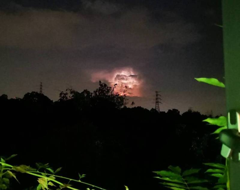 台中沙鹿鄉親今晚看到大肚山天空出現「團團火光」，持續半小時。（民眾提供）