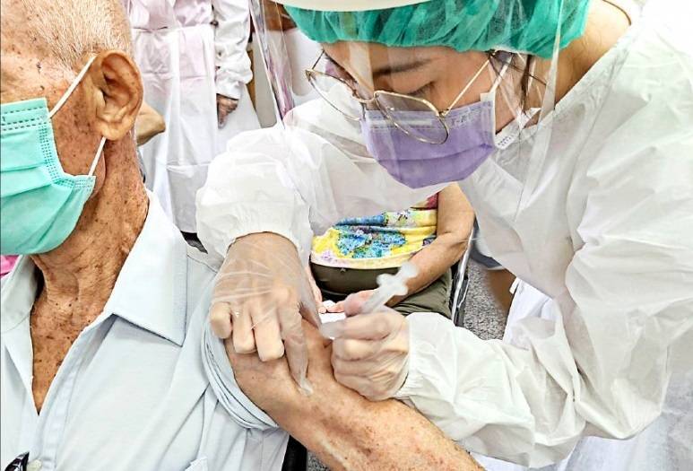 南投縣75歲以上長者，24日接種第二劑莫德納疫苗。（資料照）