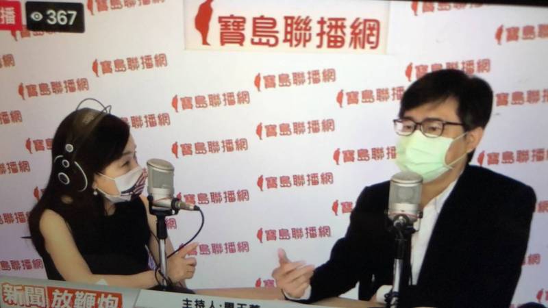 高雄市長陳其邁接受周玉蔻（左）廣播節目專訪。（擷取自寶島聯播網《新聞放鞭炮》）