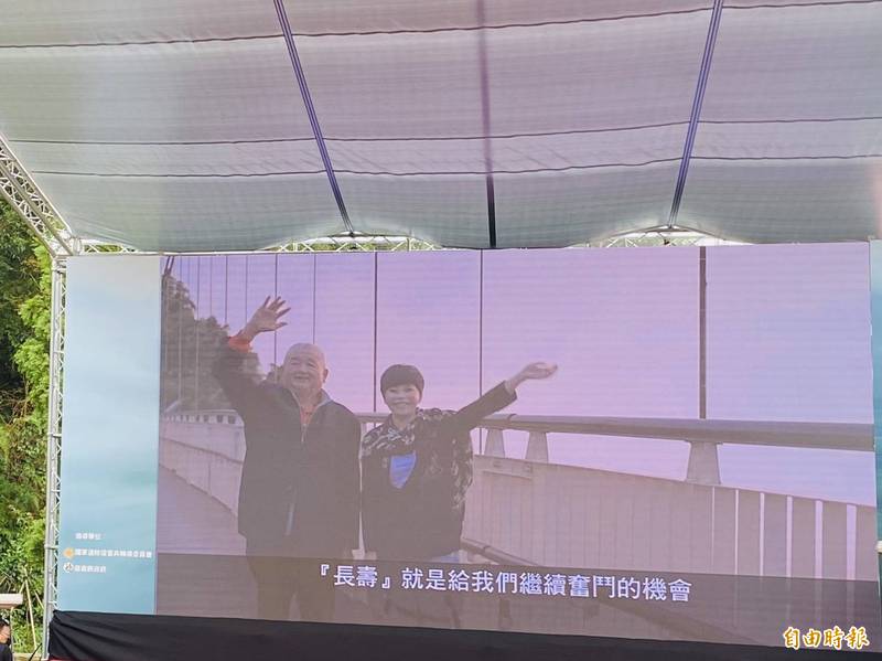 金曲歌后詹雅雯透過影片肯定嚴清雅為太平山城的貢獻。(記者蔡宗勳攝) 金曲歌后詹雅雯透過影片肯定嚴清雅為太平山城的貢獻。(記者蔡宗勳攝)