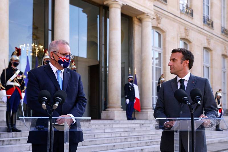 澳洲总理莫里森（左）6月时曾访问法国，与法国总统马克宏（右）召开记者会，但双方因潜艇採购爆发争议，马克宏拒绝了莫里森通电话的要求。（法新社档案照）(photo:LTN)