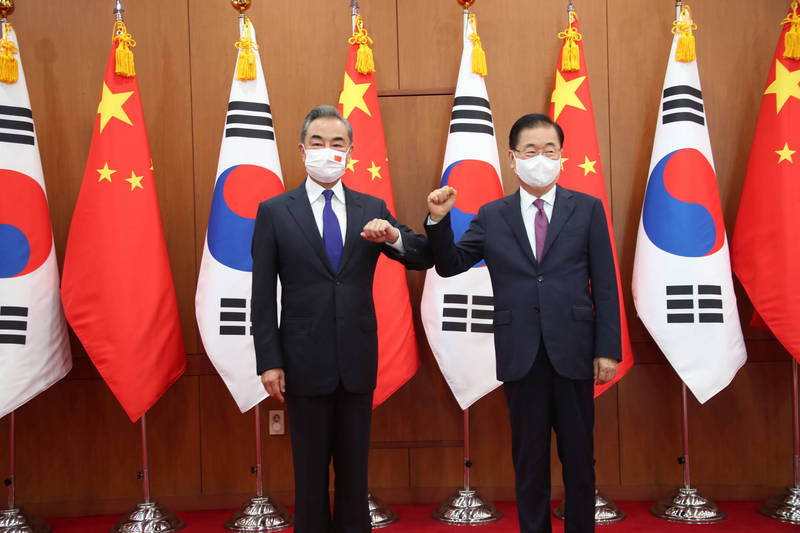 南韓外交部長鄭義溶（右）以及中國外交部長王毅（左）接觸密切，雙方4月才剛在中國會面，時隔5個月，上週2人又再度於南韓進行會談，討論多個外交議題。（歐新社）