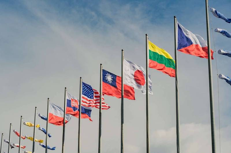 新竹漁港將6盟友國旗升上藍天。（市府提供）