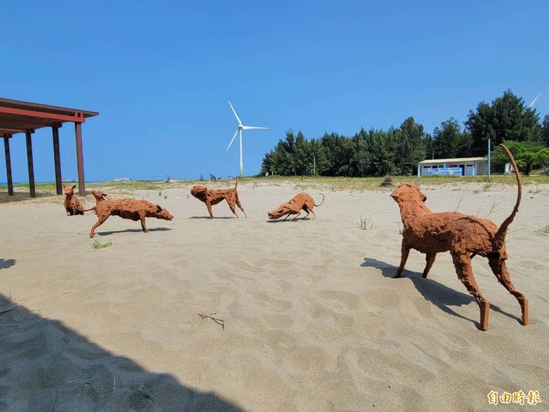 林文海運用紅土創作的「流浪狗之歌」，其粗曠野性與沙地相輔相成。（記者彭健禮攝）