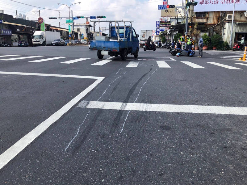 台南永康中正北路今早發生一起死亡車禍，機車騎士疑為閃避前方欲右轉的小貨車緊急煞車，而不慎倒地滑行，機車騎士因頭部重傷送醫不治，現場留有明顯刮地痕跡。（民眾提供）