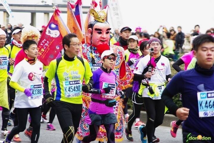 胡樹名與三太子參加2014東京馬拉松，一戰成名。（胡樹名提供）