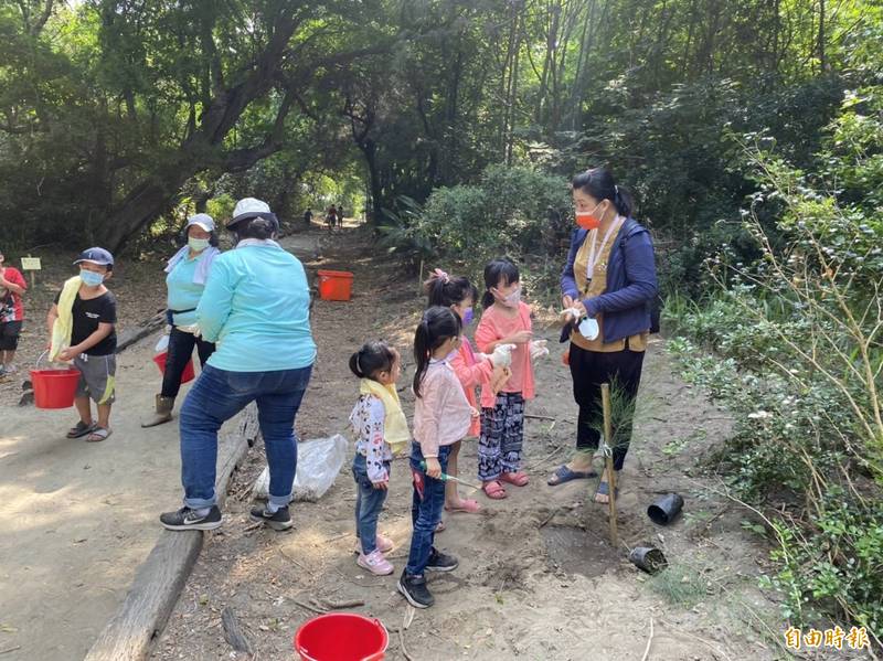 民眾扶老攜幼，一起種下樹苗，活化四番地防風林帶。（記者詹士弘攝）