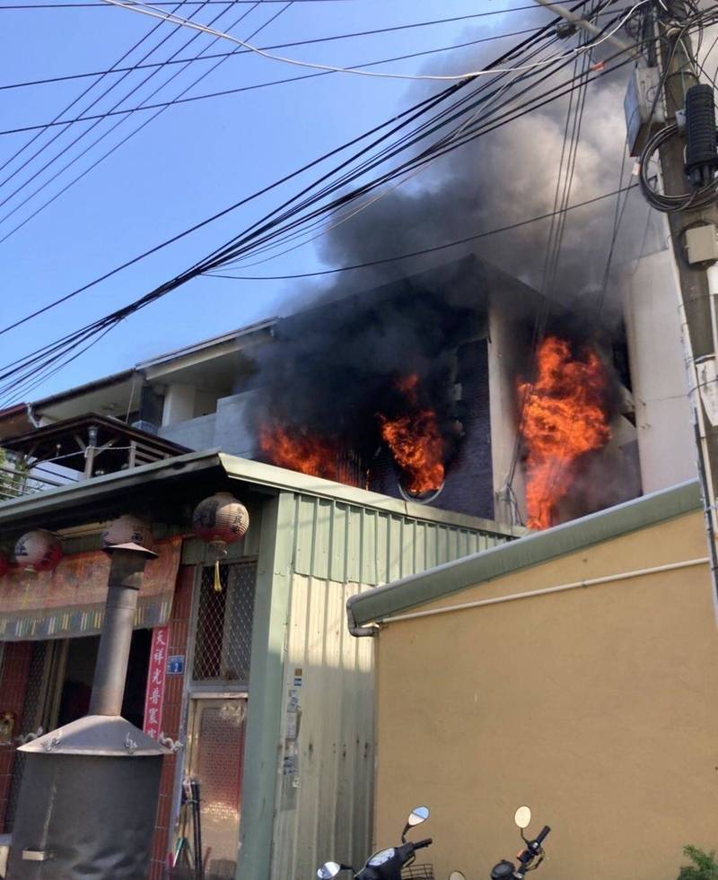 台中太平長安二街一路民宅今天上午起火燃燒火勢猛烈，2、3樓都陷入火海。（記者陳建志翻攝）