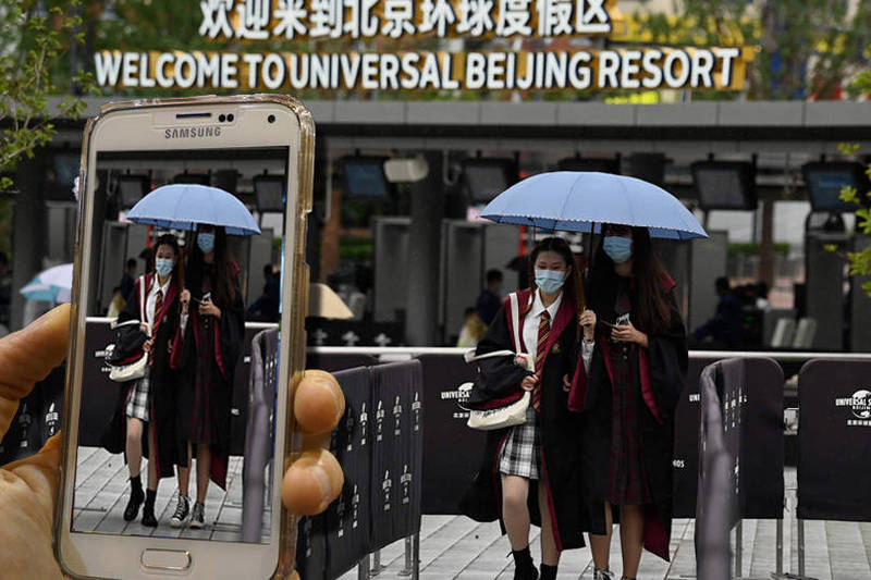北京环球日前还传出有员工偷拍女游客的私密部位被当场抓包，目前该员工已经被逮捕。（路透，示意图，本报合成）(photo:LTN)