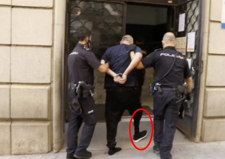 西班牙一名男子行搶失敗，逃跑過程中右腿的義肢脫落，只能乖乖待在原地被警方逮捕。（圖翻攝自推特）