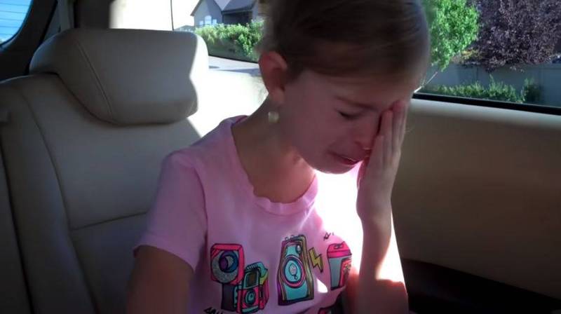 2013年克罗伊的姊姊莉莉（见图）得知要去乐园玩，当下喜极而泣。（图撷取自YouTube Lily & Chloe）(photo:LTN)