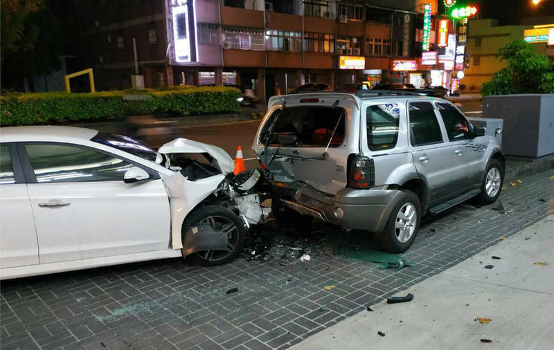 白色自小客偏離車道，直接撞上路旁違停的休旅車。（民眾提供）