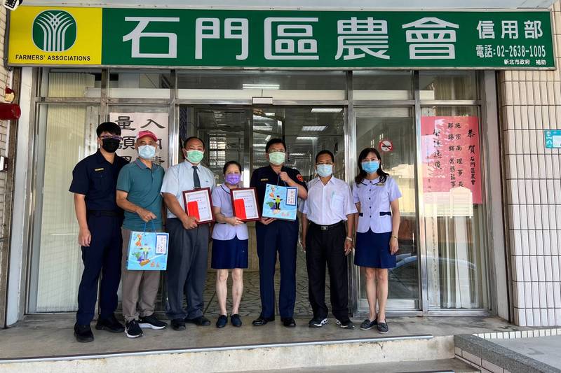 金山警分局長林詮峰前往石門區農會致謝，並頒發感謝狀。（記者吳昇儒翻攝）