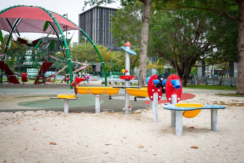 盧秀燕宣佈台中公園、綠地遊具將鬆綁，讓家長帶子女放電。（圖：市府提供）