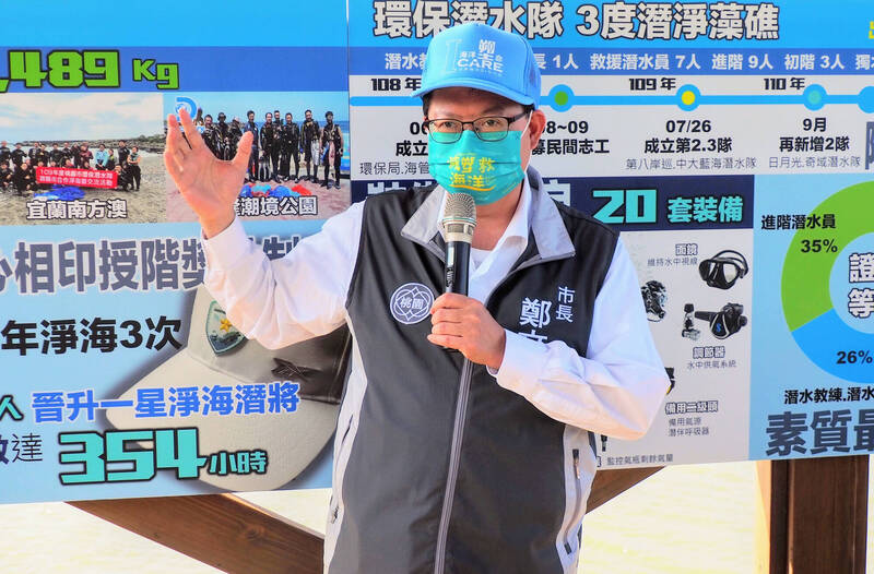 桃園市長鄭文燦昨天在新屋溪出海口慘加「公私齊心守海洋，淨海潛將護藻礁」活動中，提及「希望朱立倫別將公投政治化」，卻引來前立委陳學聖的批評。（市府環保局提供）