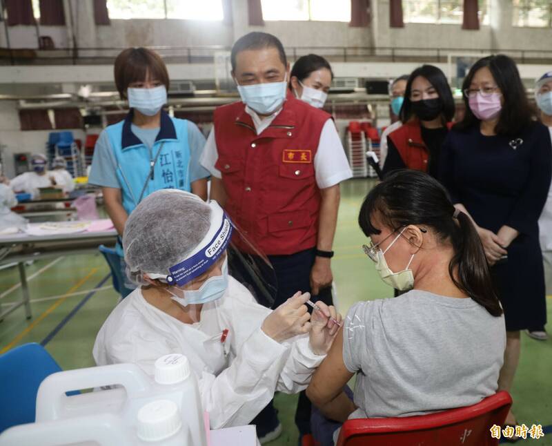 新北市22日起為國高中生接種BNT疫苗。（記者周湘芸攝）