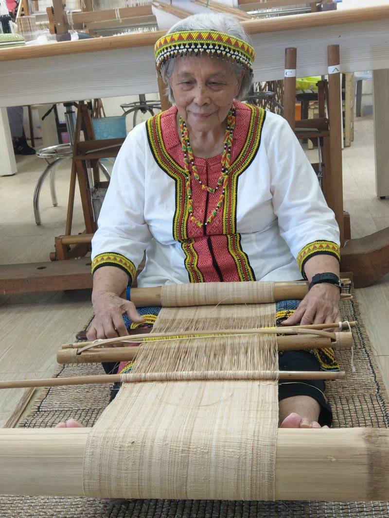 83歲的嚴玉英阿嬤，因傳承噶瑪蘭族香蕉絲布工藝，獲得文化部頒發「噶瑪蘭族香蕉絲織布（ni tenunan tu benina）重要傳統工藝保存者」。（楊功明提供）