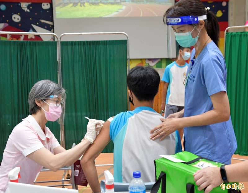 彰化縣校園接種BNT疫苗還在進行中，預約平台登記接種BNT疫苗，昨起一連3天接種，年輕人占了逾半數。（記者張聰秋攝）