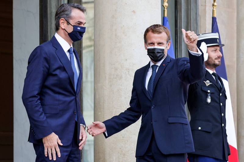 法国总统马克宏（前排右）与希腊总理米佐塔基斯（左）签订了舰艇採购合约。（法新社）(photo:LTN)