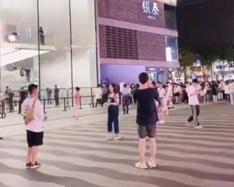 中国有名爱国男子在杭州西湖苹果旗舰店外使用扩音器高喊「支持国产，支持华为」。（撷取自推特）(photo:LTN)