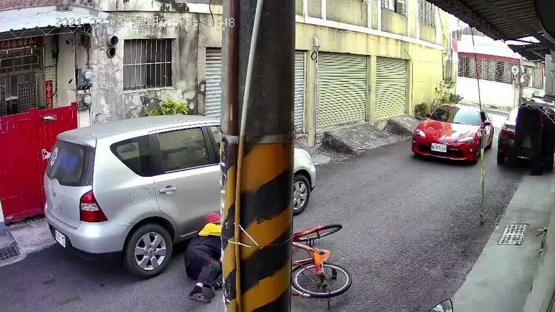 葉婦騎腳踏車與另名婦女在狹窄空間會車後瞬間摔車倒地。（葉姓讀者提供）