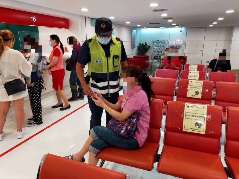 警方趕到銀行拿出新聞案例成功打消林女匯款念頭。（記者吳昇儒翻攝）