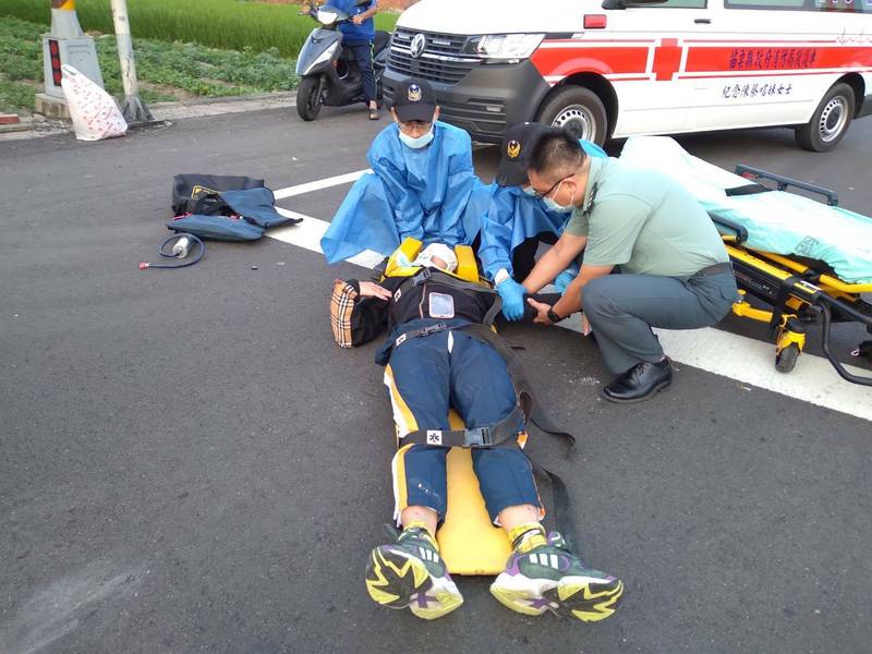 高中生無照騎黃牌重機，路口與休旅車一撞，右手骨折。（記者蔡政珉翻攝）