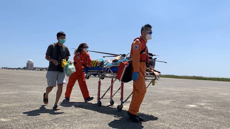 22歲張女車禍造成顱內出血，第三大隊第三隊跨海馳援就醫。（記者陳賢義翻攝）