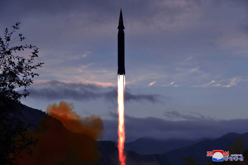 北韓昨朝日本海海域射彈，並於今日聲稱該飛彈為全新開發的「火星-8」高超音速飛彈，南韓軍方經分析後研判，目前該飛彈還在「初期」研發階段。（歐新社）
